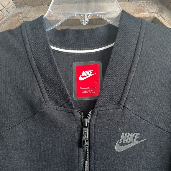 Nike sleeveless zip up jacket - Picture 2 of 4